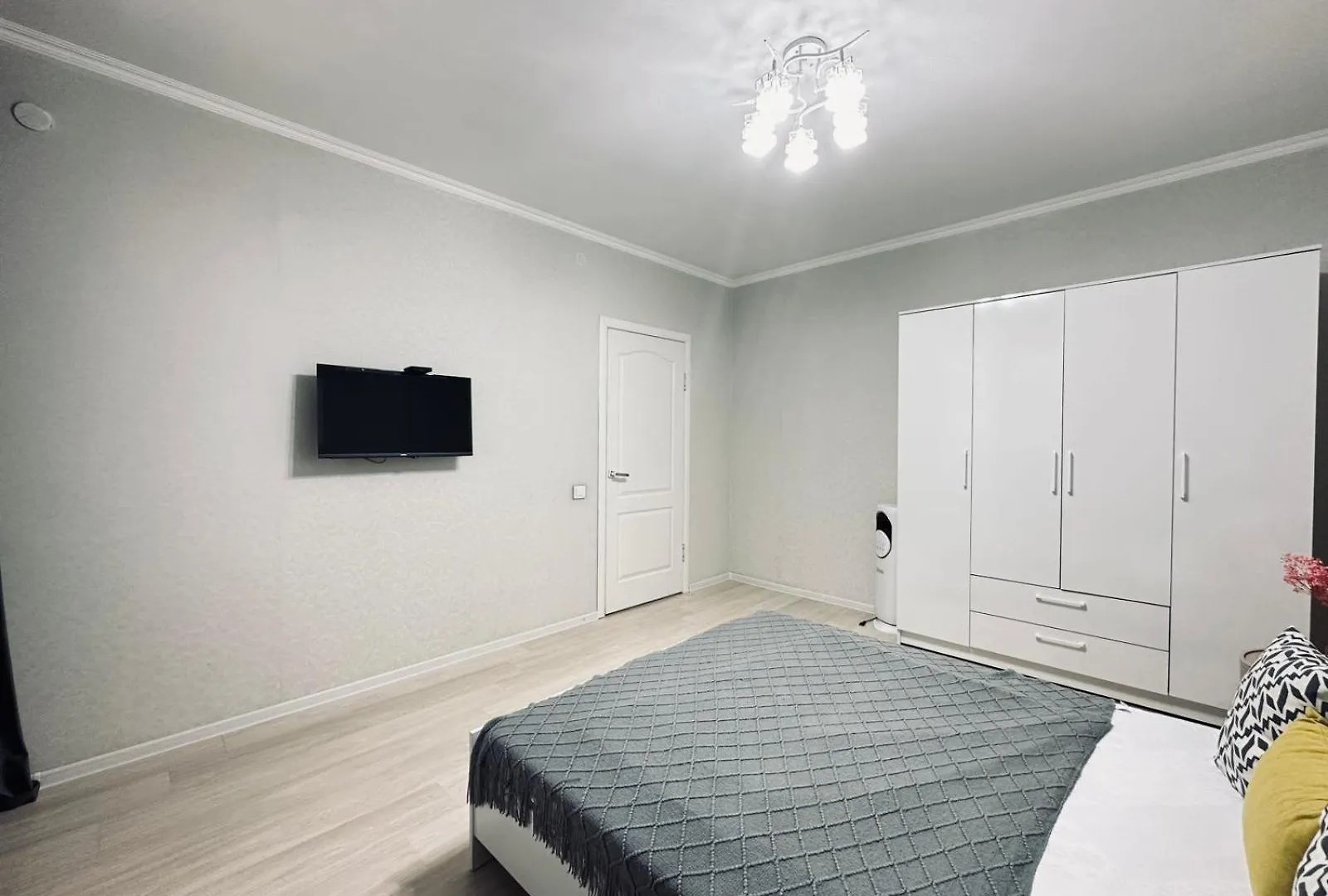 1-Комн Улучшенная Квартира Almaty Apartment