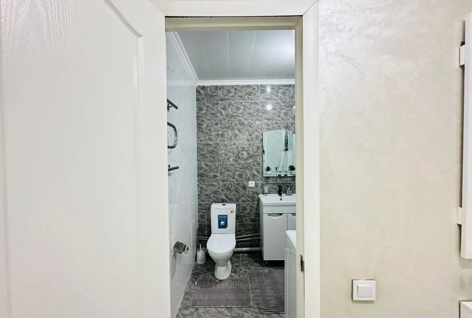 Apartment 1-Комн Улучшенная Квартира Almaty