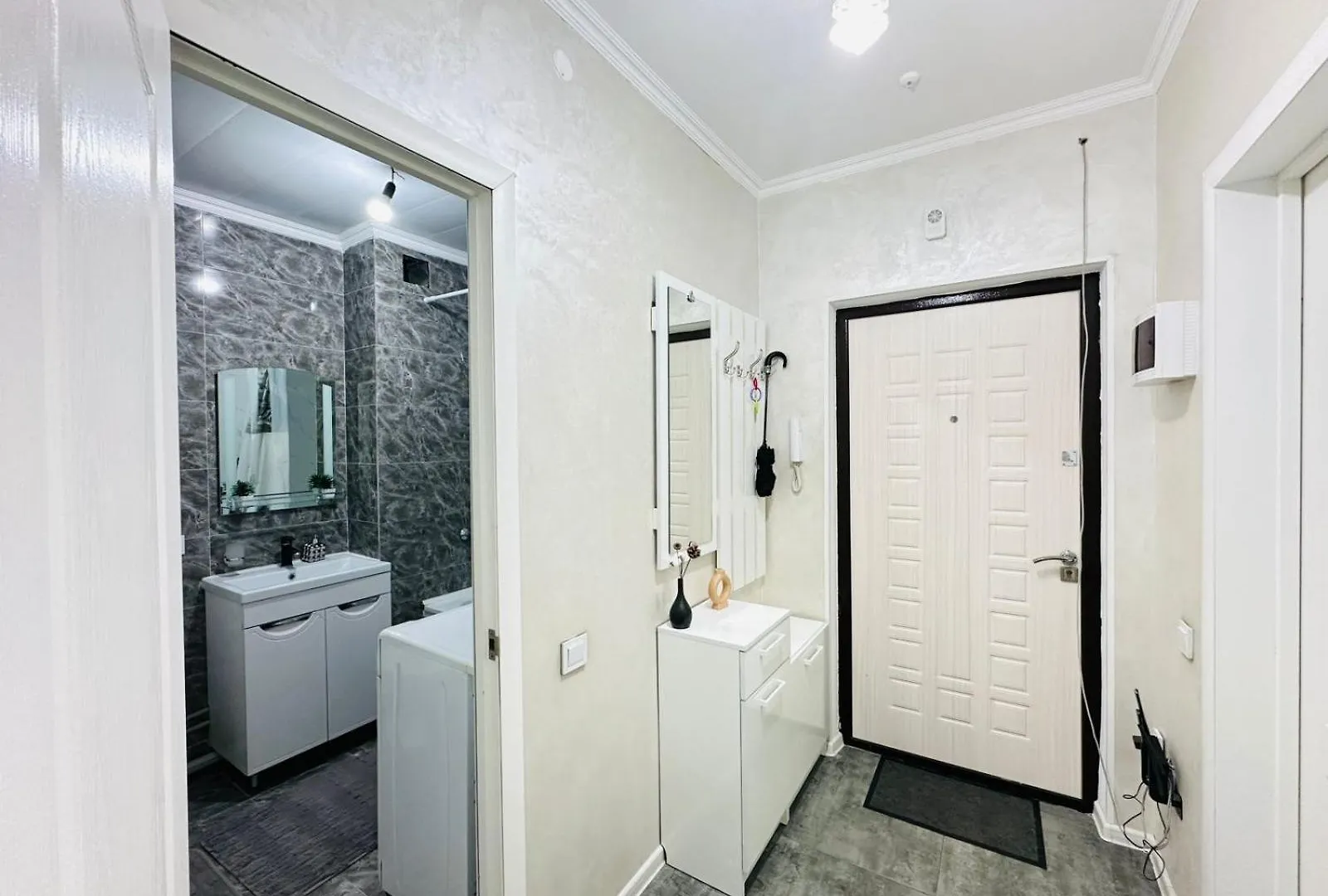 Apartment 1-Комн Улучшенная Квартира Almaty